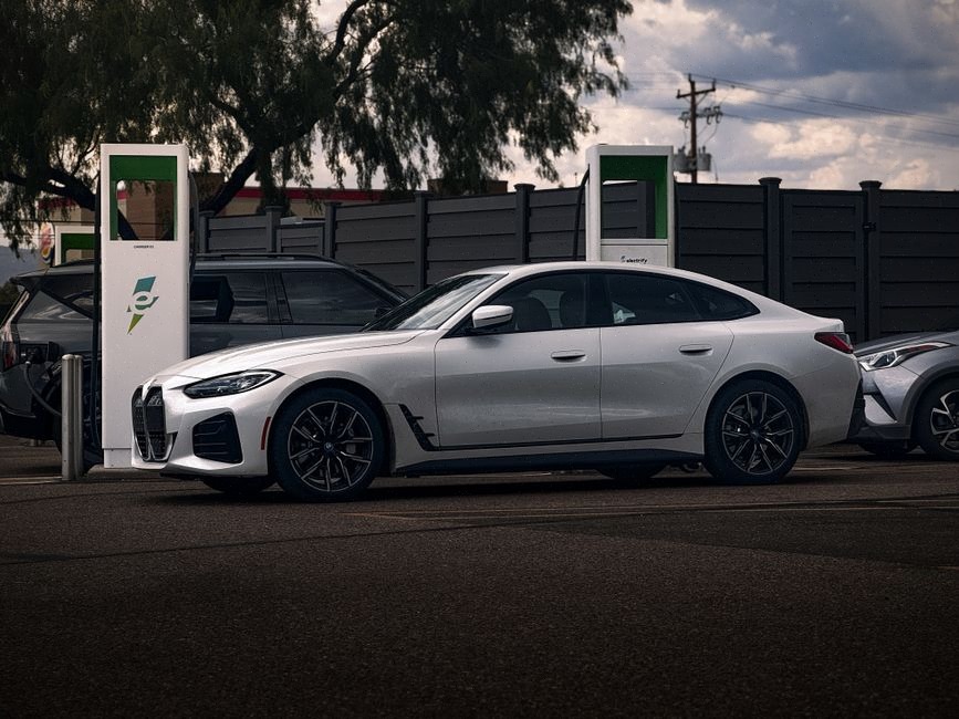Citadine électrique sportive branchée sur une borne de recharge urbaine