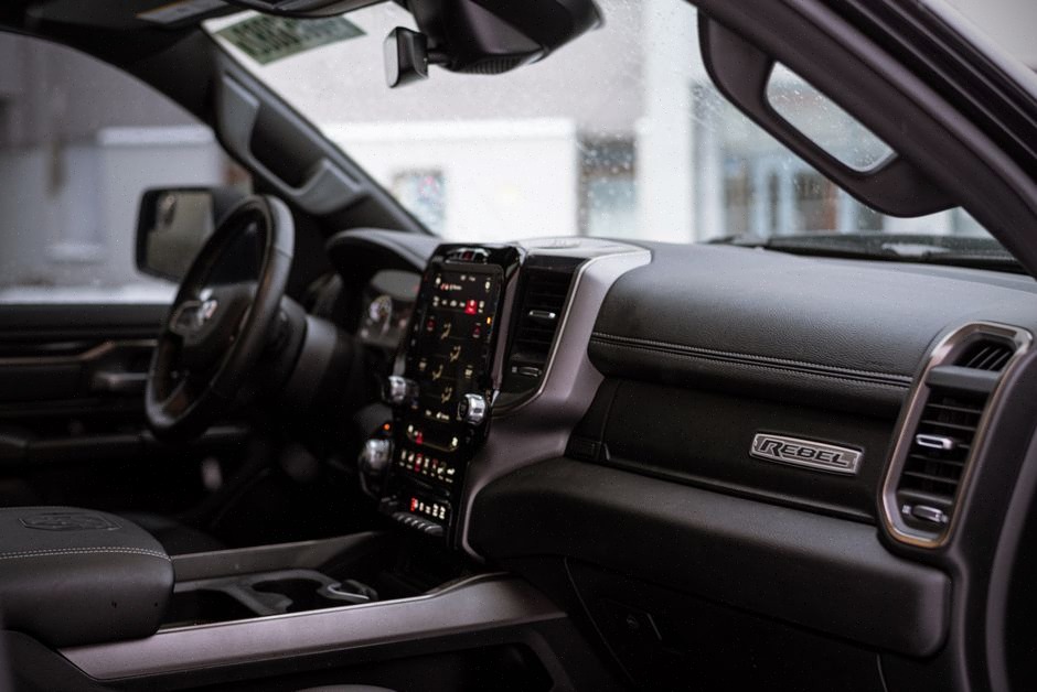 Batterie de 92 kWh du Ram 1500 Ramcharger en atelier
