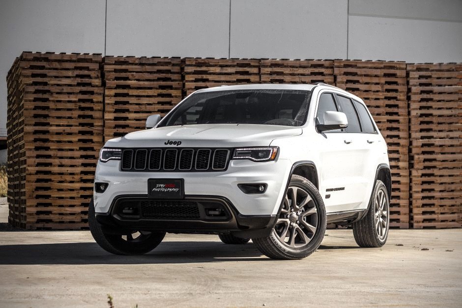 Grand VUS Jeep électrifié dans un environnement suburbain moderne